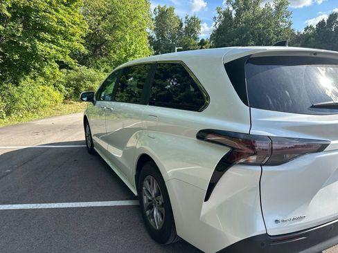 Used 2025 Toyota Sienna XLE AWD/4WD image 5