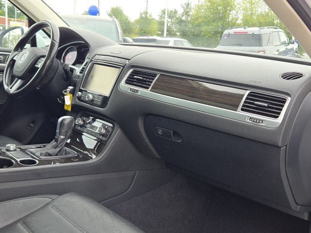 Used 2016 Volkswagen Touareg Sport AWD/4WD image 5