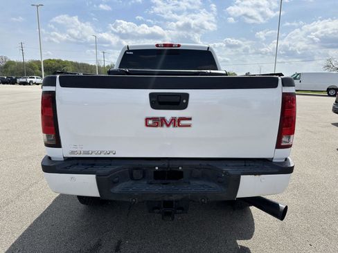 Used 2011 GMC Sierra 2500 Denali w/ Suspension Package, Off-Road AWD/4WD image 4