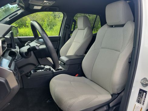 Used 2025 Toyota 4Runner SR5 AWD/4WD image 14