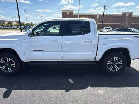 Used 2017 Toyota Tacoma TRD Sport AWD/4WD image 4