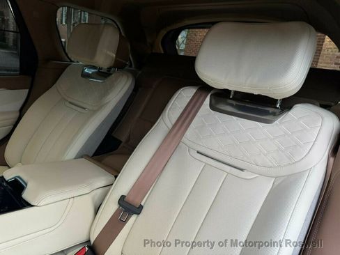 Used 2025 Land Rover Range Rover SV image 30