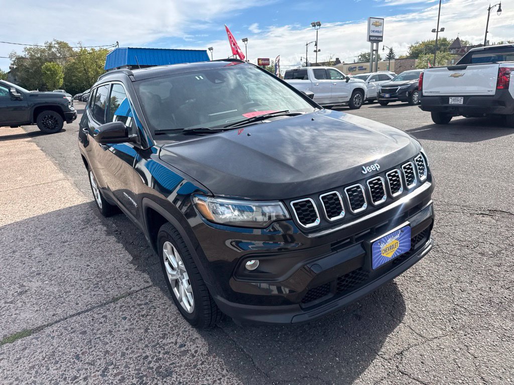 Used 2024 Jeep Compass Latitude AWD/4WD image 4