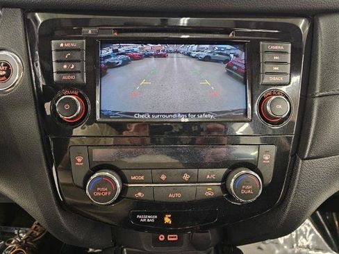 Used 2018 Nissan Rogue SV AWD/4WD image 18