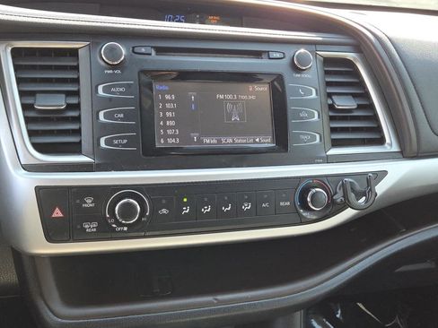 Used 2019 Toyota Highlander LE FWD image 25