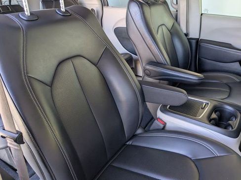 Used 2023 Chrysler Pacifica Touring-L FWD image 31
