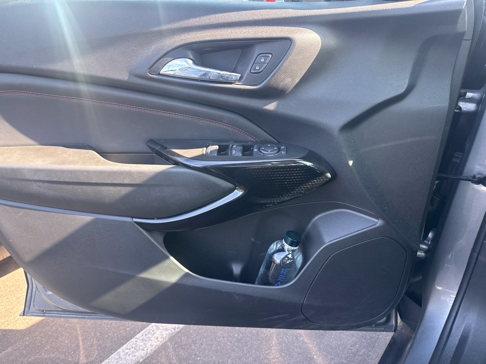Used 2024 Chevrolet Trax RS w/ Sunroof Package FWD image 17