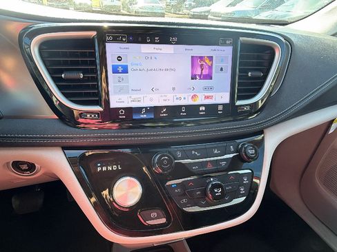 Certified 2024 Chrysler Pacifica Touring-L FWD image 32