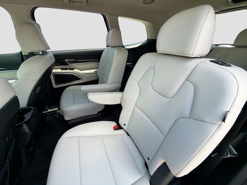 Used 2024 Kia Telluride S FWD image 19