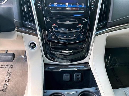 Used 2018 Cadillac Escalade Luxury image 15