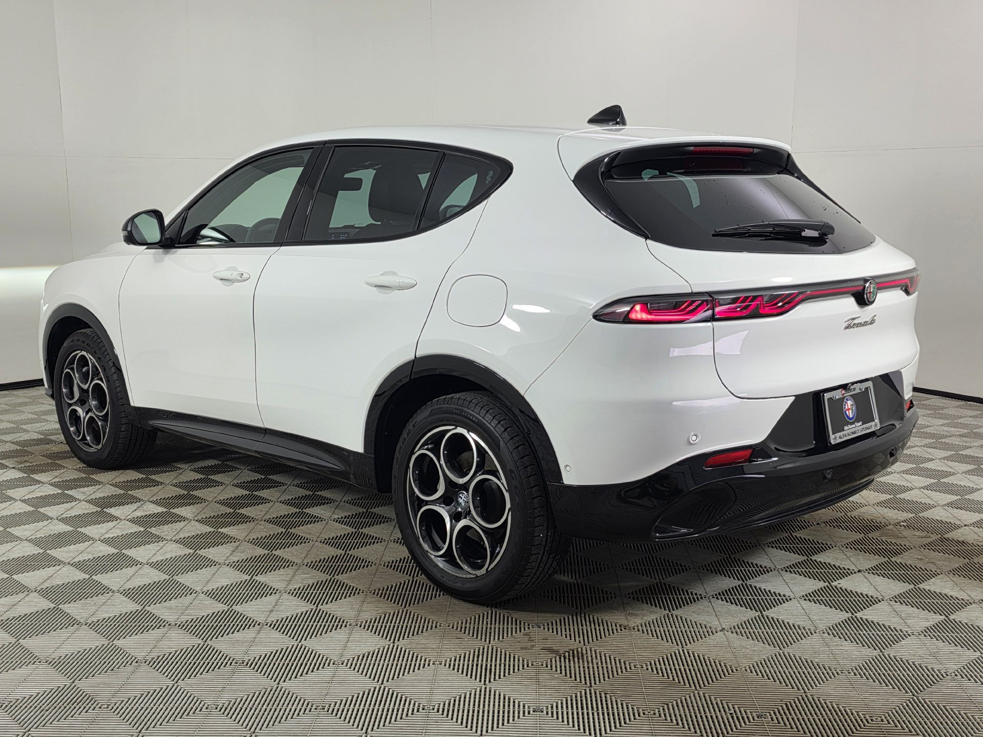 Used 2025 Alfa Romeo Tonale w/ Premium Package AWD/4WD image 5