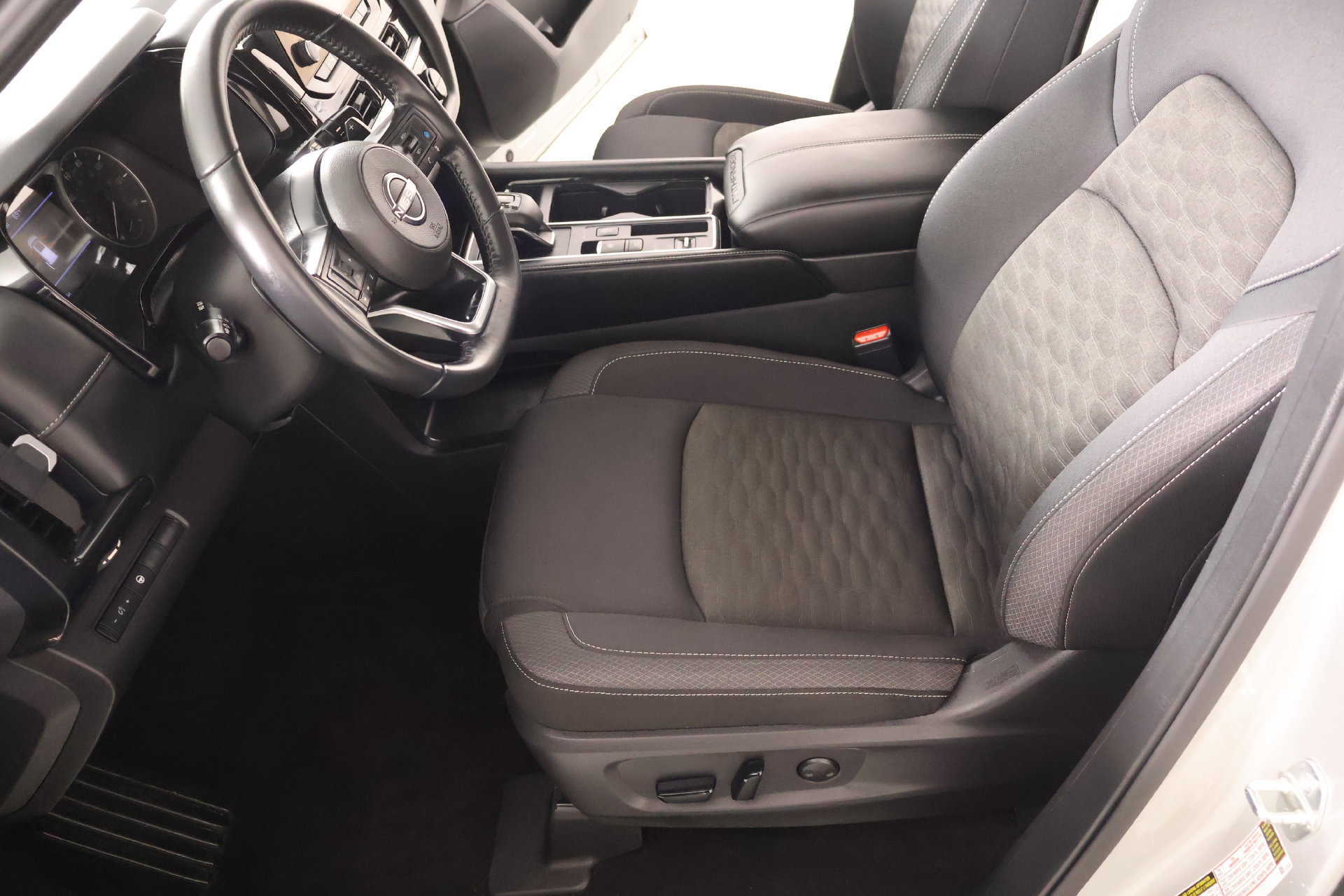 Used 2024 Nissan Pathfinder SV FWD image 11