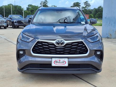 Used 2023 Toyota Highlander XLE FWD image 4