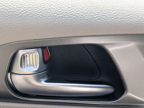 Used 2023 Chrysler Pacifica Touring-L FWD image 13
