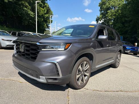 Used 2025 Honda Pilot Touring image 1