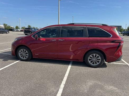 Used 2021 Toyota Sienna XLE FWD image 14