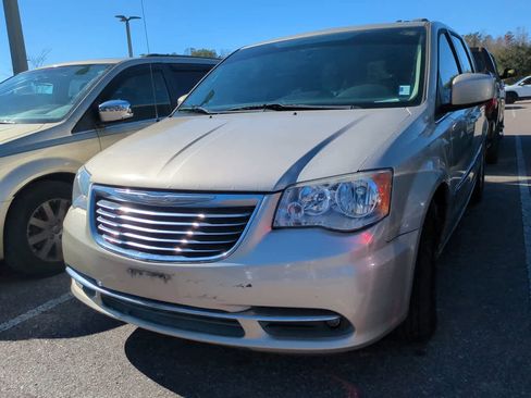 Used 2016 Chrysler Town & Country Touring image 2