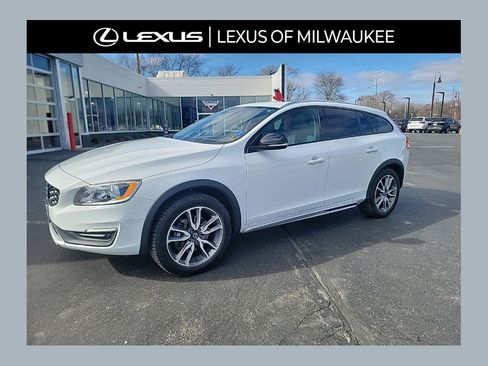 Used 2018 Volvo V60 T5 Cross Country image 1