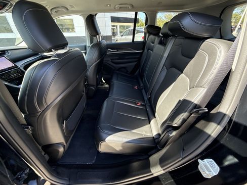 Used 2023 Jeep Grand Cherokee Limited image 25