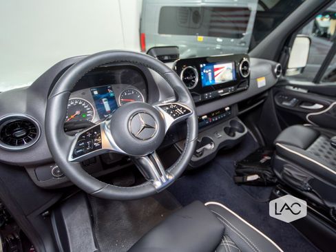 Used 2025 Mercedes-Benz Sprinter 3500 image 18