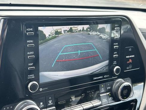 Used 2022 Toyota Highlander XLE AWD/4WD image 27
