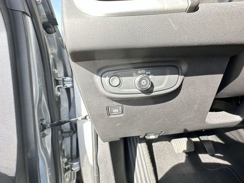 Used 2023 GMC Terrain SLE w/ Driver Convenience Package image 17