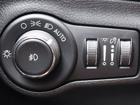 Used 2019 Jeep Compass Latitude FWD image 41