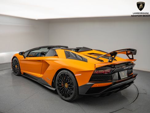 Used 2018 Lamborghini Aventador S image 5