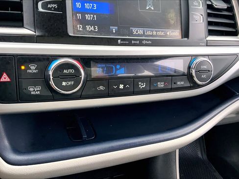 Used 2017 Toyota Highlander Plus FWD image 31