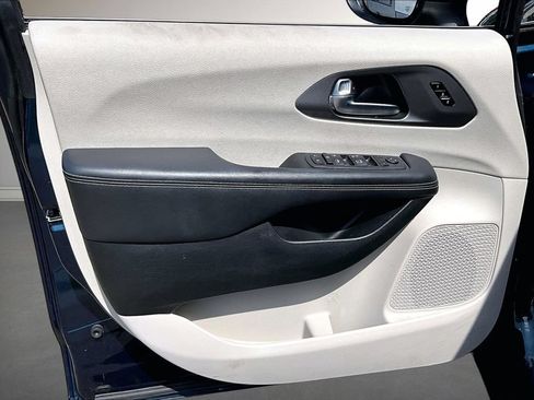 Used 2023 Chrysler Pacifica Touring-L FWD image 20