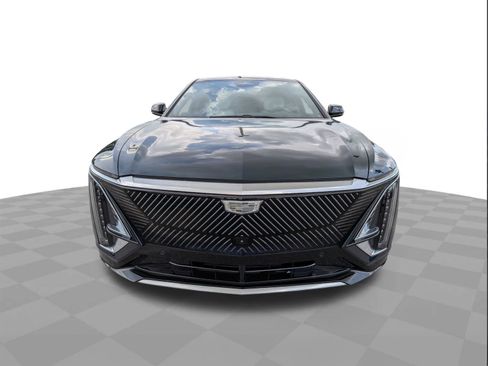 Certified 2024 Cadillac Lyriq Luxury AWD/4WD image 9