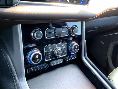Used 2022 GMC Yukon XL Denali AWD/4WD image 15