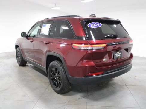 Used 2024 Jeep Grand Cherokee Altitude AWD/4WD image 7