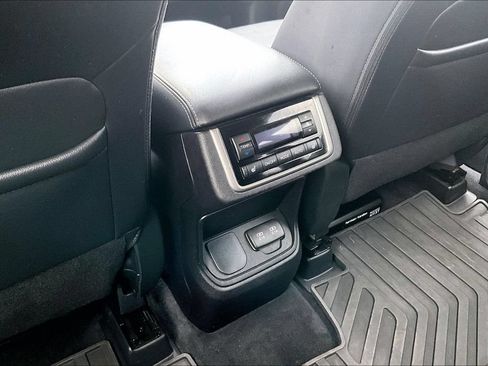 Used 2022 Subaru Ascent Limited w/ Technology Package AWD/4WD image 10