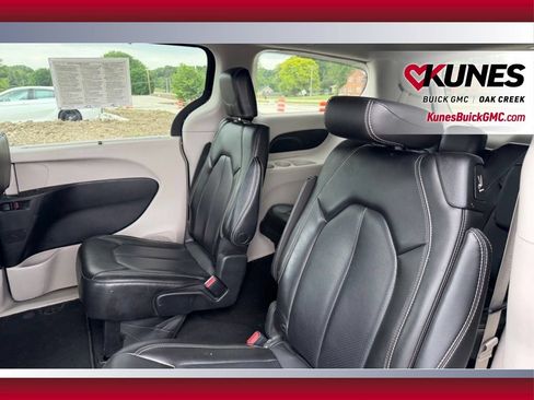 Used 2023 Chrysler Pacifica Touring-L FWD image 8