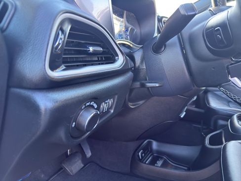 Used 2025 Chrysler Voyager LX image 13