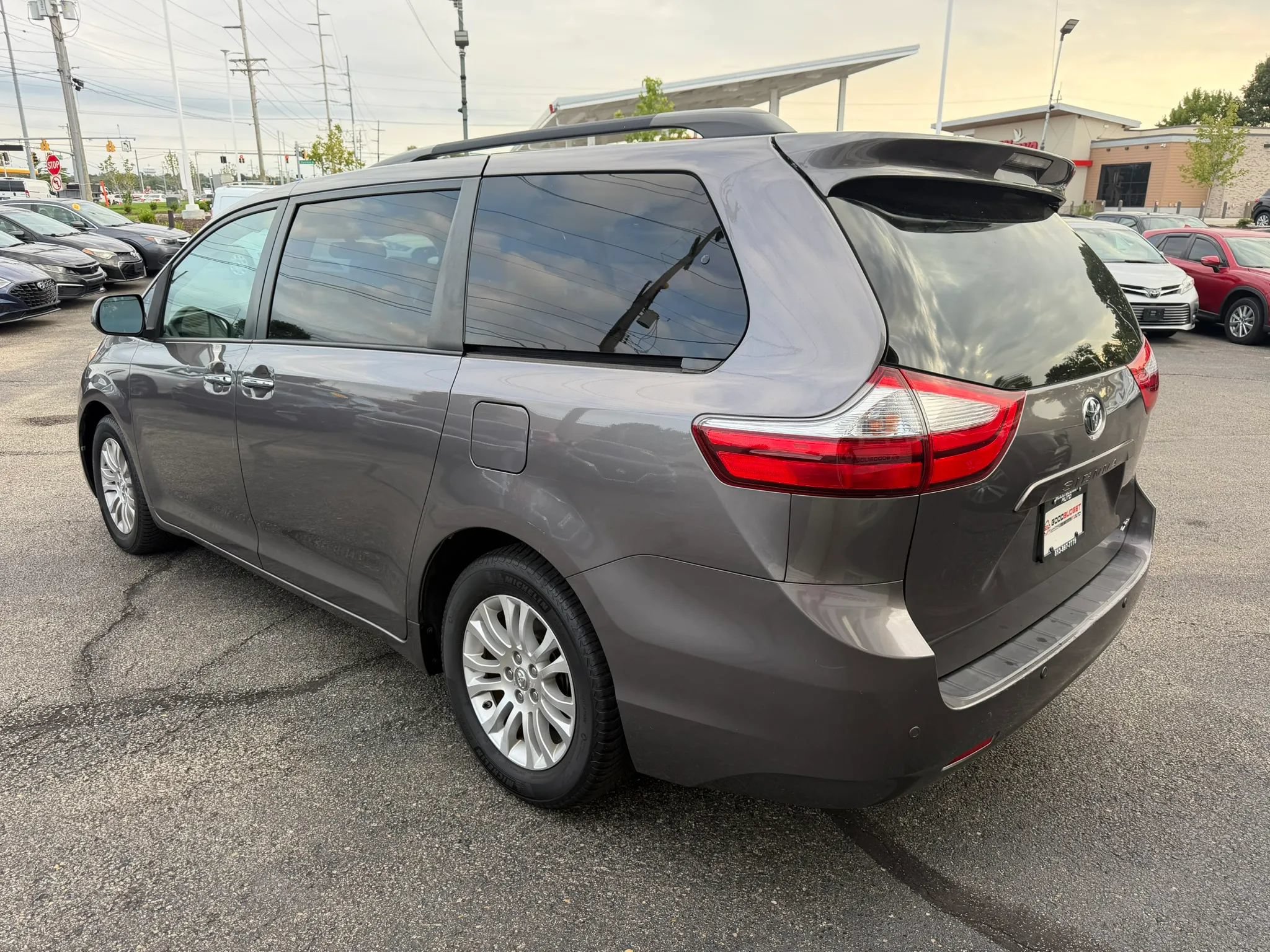 Used 2017 Toyota Sienna XLE Premium FWD image 3