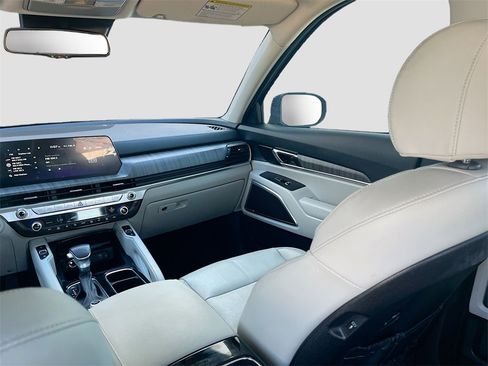 Used 2023 Kia Telluride EX w/ EX Captain's Chair Package image 25