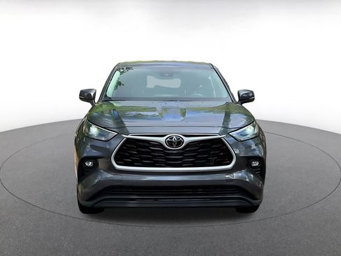 Used 2025 Toyota Highlander LE image 4