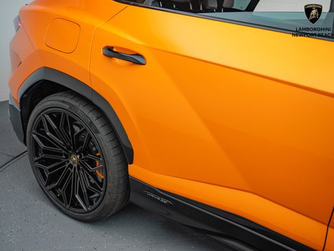 Used 2025 Lamborghini Urus SE image 8