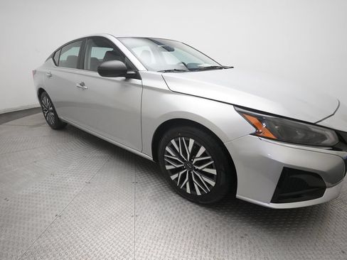 Used 2024 Nissan Altima 2.5 SV FWD image 35