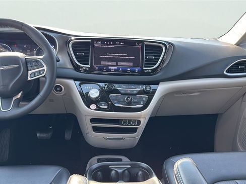 Used 2024 Chrysler Pacifica Touring-L FWD image 9