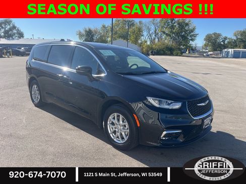 Used 2025 Chrysler Pacifica Select image 6