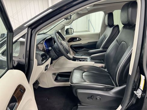 Used 2023 Chrysler Pacifica Limited FWD image 20