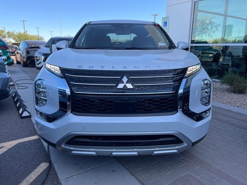 New 2025 Mitsubishi Outlander SE image 3