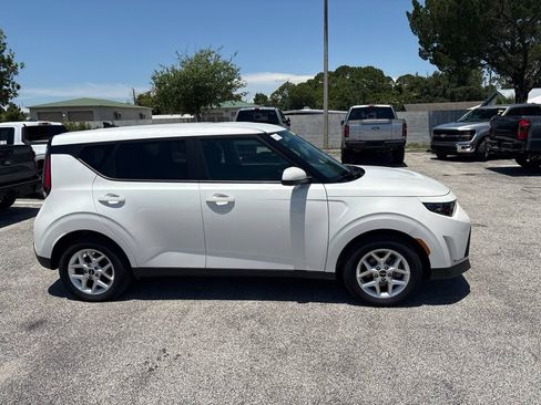 Used 2025 Kia Soul LX w/ LX Technology Package FWD image 3