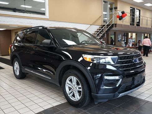 Used 2020 Ford Explorer XLT w/ Equipment Group 202A AWD/4WD image 18