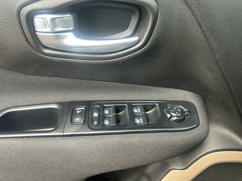 Used 2017 Jeep Renegade Latitude AWD/4WD image 12