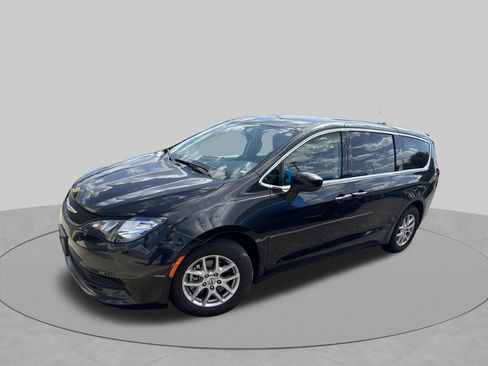 Used 2023 Chrysler Voyager LX FWD image 9
