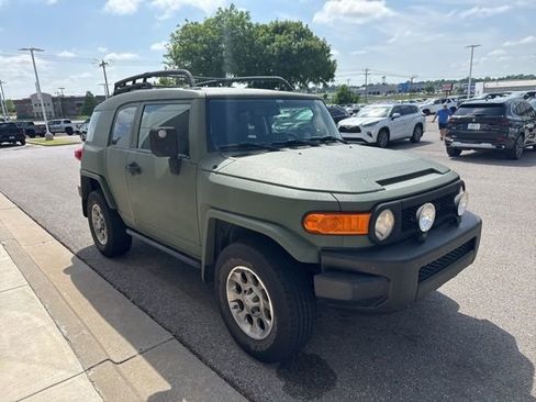 Used 2011 Toyota FJ Cruiser 4WD w/ Upgrade Pkg image 2